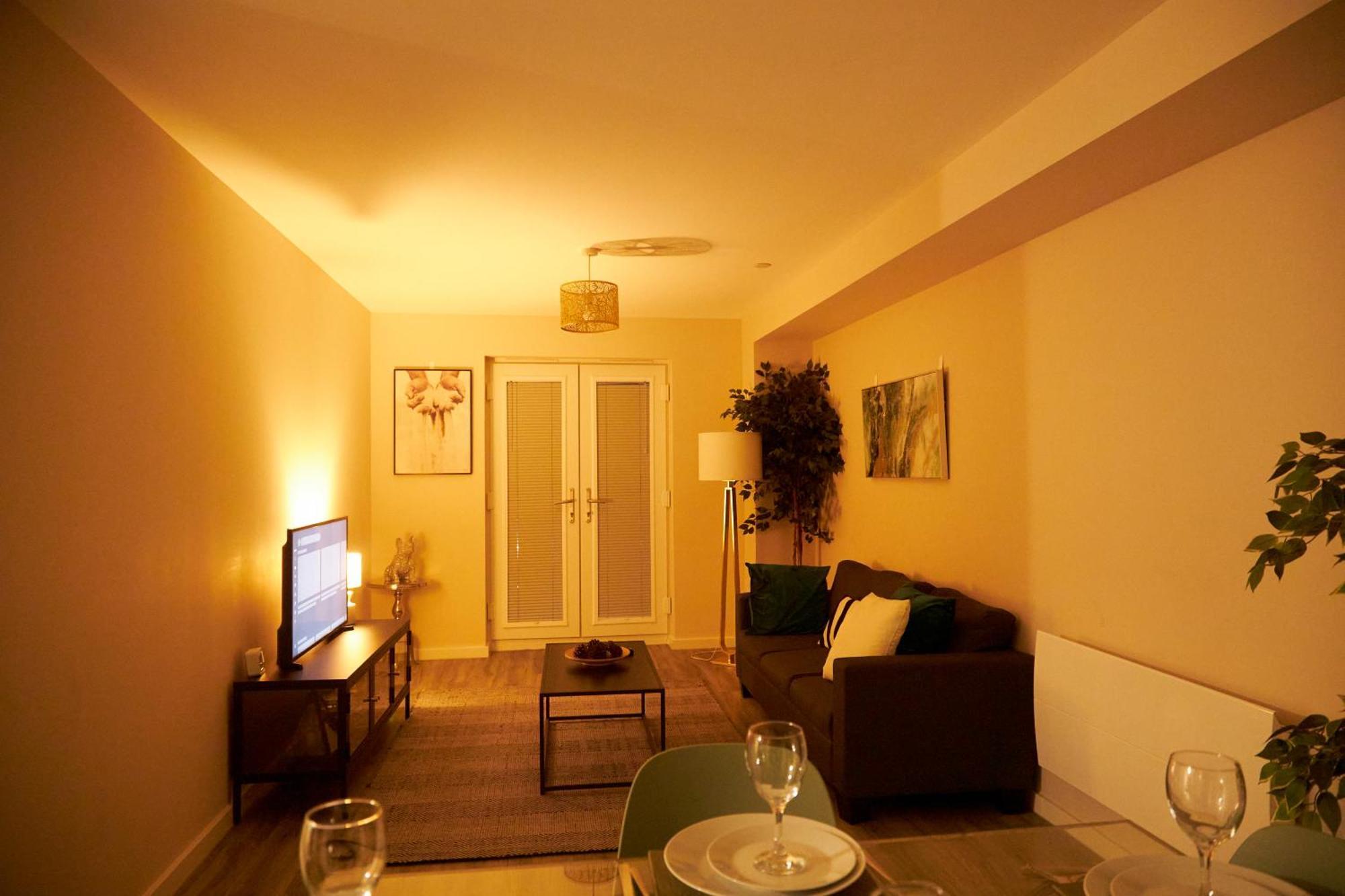 Deluxe And Cozy Two Bedroom With 1 Bathroom And Open Balcony Manchester Kültér fotó