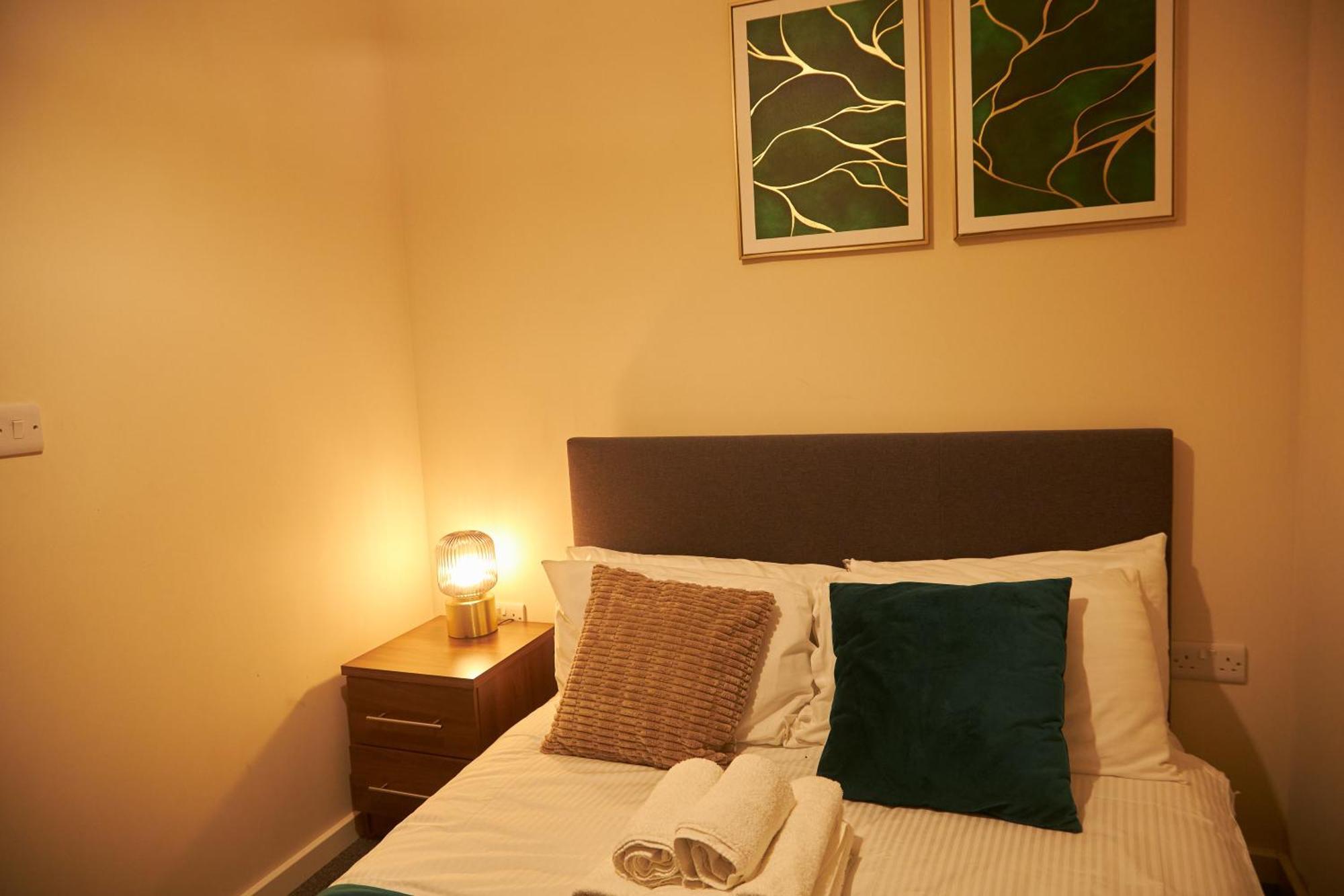 Deluxe And Cozy Two Bedroom With 1 Bathroom And Open Balcony Manchester Kültér fotó