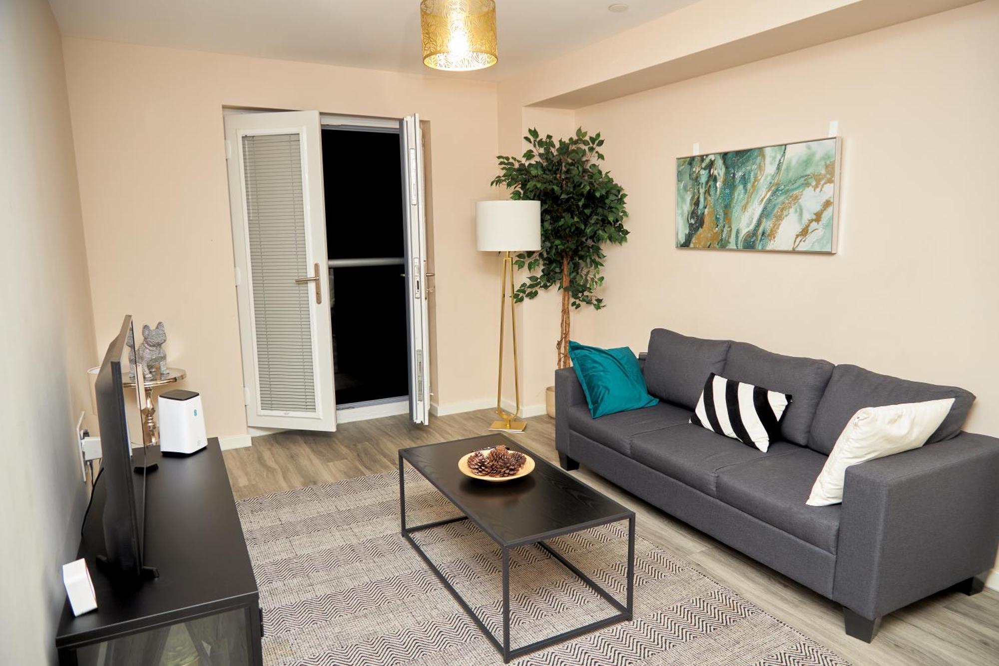 Deluxe And Cozy Two Bedroom With 1 Bathroom And Open Balcony Manchester Kültér fotó