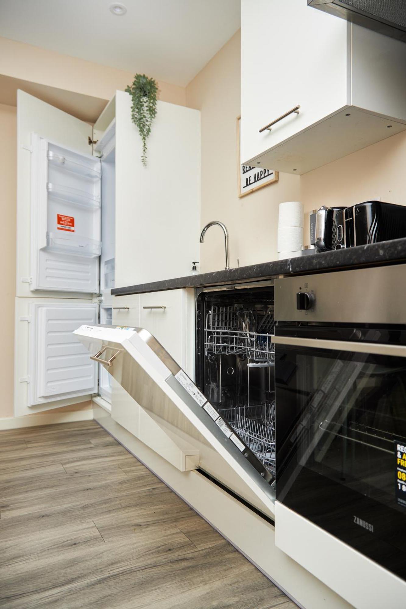 Deluxe And Cozy Two Bedroom With 1 Bathroom And Open Balcony Manchester Kültér fotó